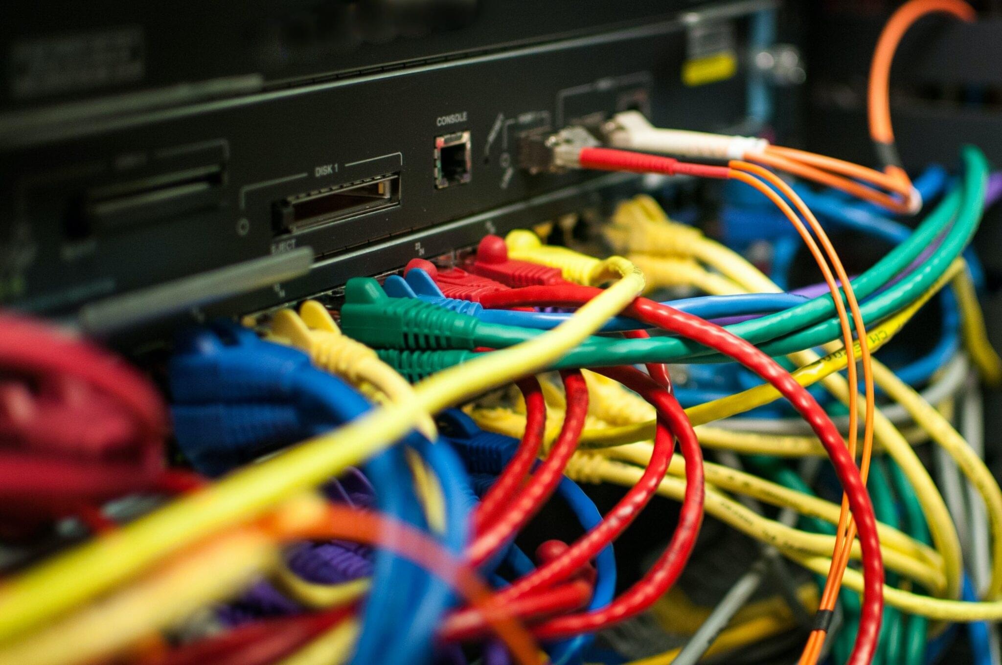 enchevêtrement de câbles informatiques